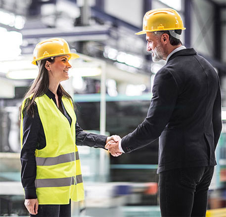 Zwei Fachkr&auml;fte besiegeln ihre Zusammenarbeit mit einem Handschlag. Das Bild steht f&uuml;r Vertrauen, partnerschaftliche Zusammenarbeit, einen erfolgreichen Vertragsabschluss sowie langfristige berufliche Perspektiven.