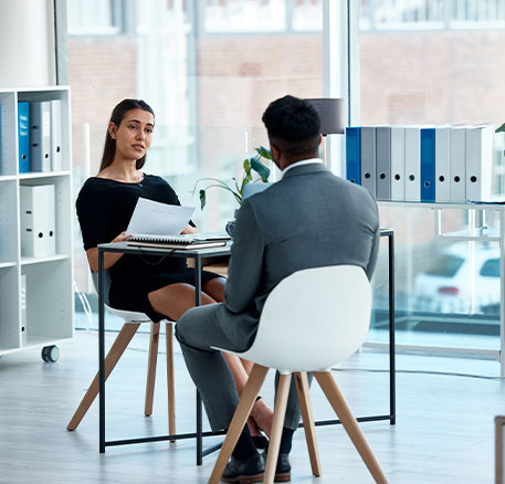 Eine Recruiterin f&uuml;hrt ein strukturiertes Bewerbungsgespr&auml;ch mit einem Kandidaten. Das Bild steht f&uuml;r einen professionellen Auswahlprozess, den pers&ouml;nlichen Austausch sowie die Bewertung fachlicher und pers&ouml;nlicher Kompetenzen.