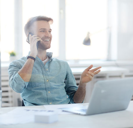 Ein Recruiter f&uuml;hrt ein Telefoninterview und koordiniert Bewerbungsprozesse digital. Das Bild steht f&uuml;r modernes Recruiting, digitale Kommunikation, schnelle Abstimmungen und eine effiziente Kandidatenansprache.