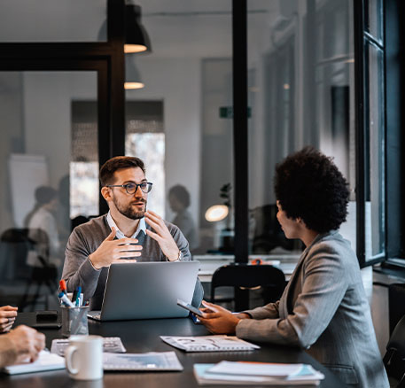 Zwei Mitarbeitende tauschen sich im Meeting &uuml;ber Ziele und Ma&szlig;nahmen des Personalmarketings aus und entwickeln gemeinsame Ans&auml;tze.