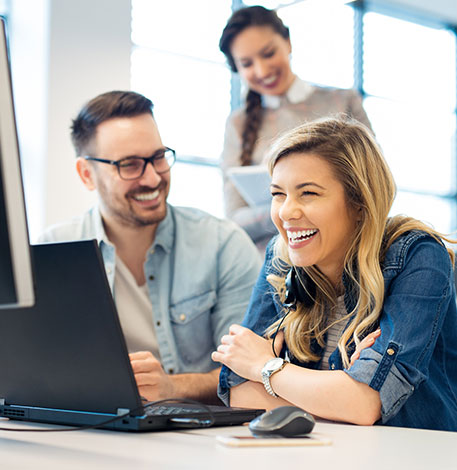 Ein motiviertes Team arbeitet gemeinsam an neuen Ma&szlig;nahmen, um externe Potenziale f&uuml;r die Personalgewinnung zu erschlie&szlig;en.