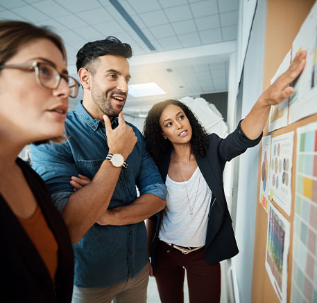 Ein Team entwickelt gemeinsam Ideen und bewertet Konzepte, um die Personalstrategie gezielt weiterzuentwickeln.