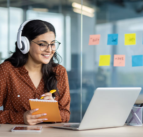 Eine Mitarbeiterin nimmt an einem Online-Meeting teil und plant Ma&szlig;nahmen f&uuml;r eine erfolgreiche Personalmarketingstrategie.
