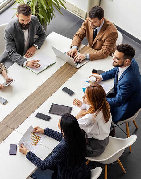 Ein Projektteam koordiniert gemeinsam den Wissenstransfer und plant die erfolgreiche Umsetzung neuer Ma&szlig;nahmen im Unternehmen.