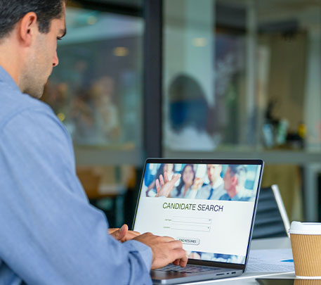 Ein Recruiter nutzt digitale Plattformen, um passende Kandidaten zu finden und den Bewerbungsprozess effizient zu gestalten.