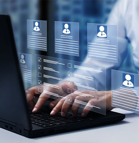 Eine HR-Fachkraft verwaltet Talente digital und nutzt intelligente Systeme, um passende Mitarbeitende gezielt zu f&ouml;rdern.