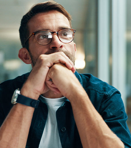 Ein Mitarbeiter reflektiert die Arbeitgebermarke und entwickelt Ideen, um das Unternehmen attraktiv f&uuml;r Talente zu positionieren.