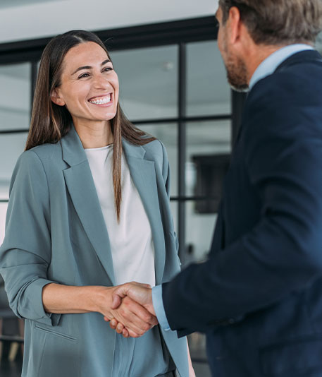 Zwei Mitarbeitende besiegeln ihre Zusammenarbeit und zeigen, wie gezieltes Talentmanagement Fachkr&auml;fte langfristig bindet.