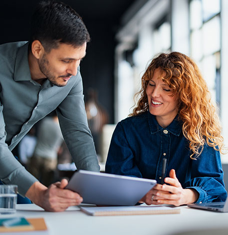 Zwei Mitarbeitende analysieren gemeinsam Personaldaten und nutzen digitale Auswertungen als Grundlage f&uuml;r fundierte Entscheidungen.