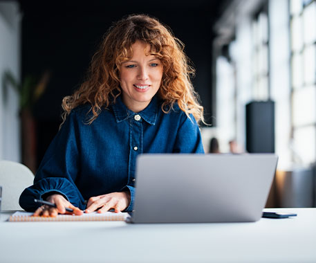 Eine Mitarbeiterin nutzt digitale Tools, um Personalprozesse effizient zu steuern und Informationen zentral zu verwalten.