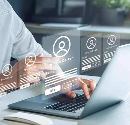 Eine Recruiterin nutzt digitale Filter, um passende Kandidaten zu identifizieren und den Auswahlprozess gezielt zu unterst&uuml;tzen.