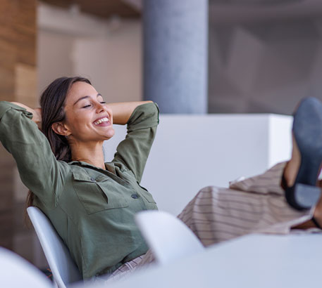 Eine Mitarbeiterin genie&szlig;t ihre Arbeit und zeigt, wie eine wertsch&auml;tzende Unternehmenskultur Motivation und Zufriedenheit f&ouml;rdert.