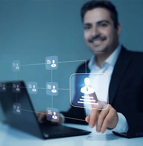 Person zeigt auf Laptop mit digitalen Nutzerprofilen und Bewerberdaten