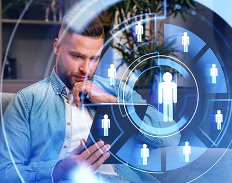 Mann mit Tablet zeigt kreisf&ouml;rmiges Interface f&uuml;r Personalmanagement