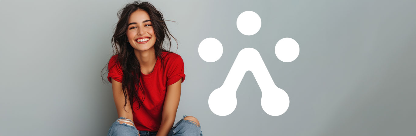 Frau mit braunen Haaren und rotem T-Shirt sitzt und l&auml;chelt. Neben ihr ist das Unique Logo zu sehen